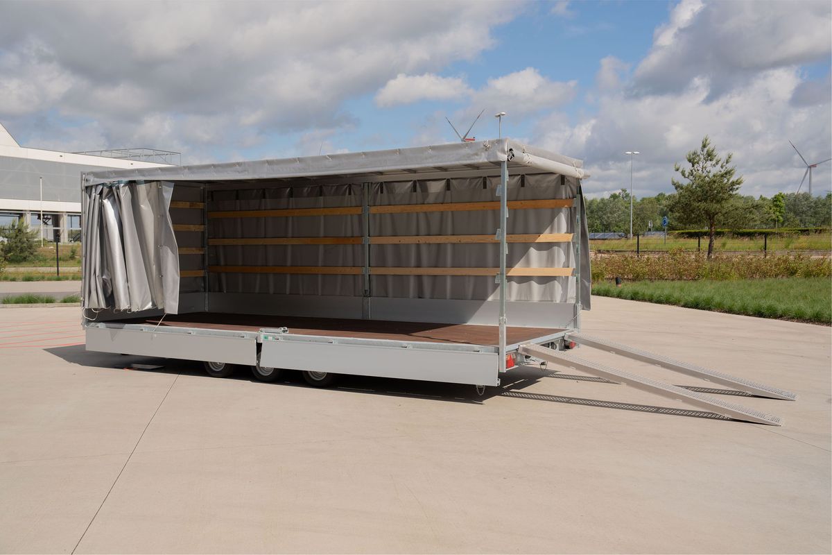 EDUARD Autotransporter mit geöffneter Schiebeplane und ausgezogenen Auffahrrampen