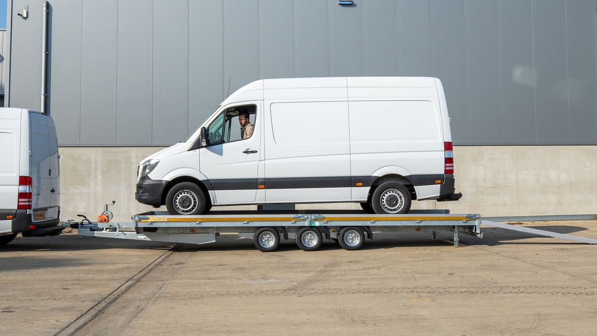 EDUARD Autotransporter als Dreiachser mit aufgeladenem Kastenwagen