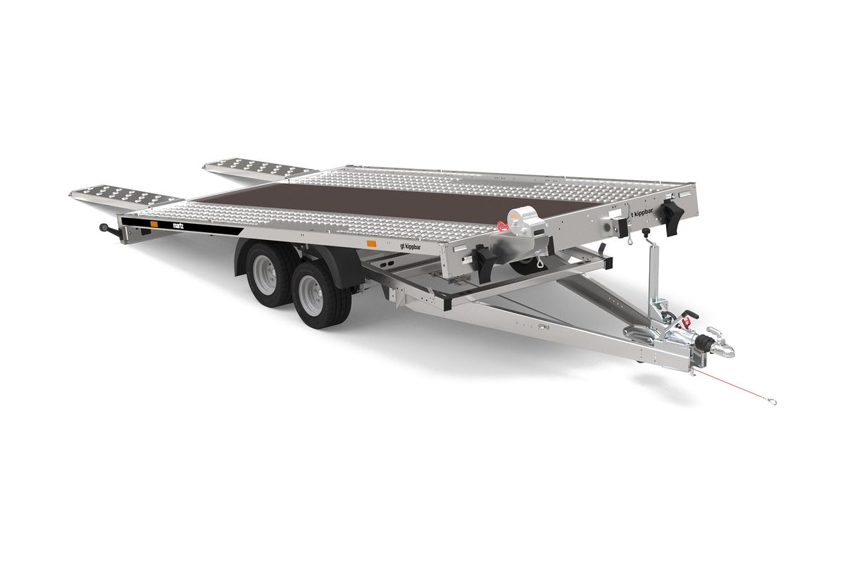 Martz GT Kippbar Autotransporter mit ausgeklappten Auffahrrampen, Ansicht schräg von hinten links