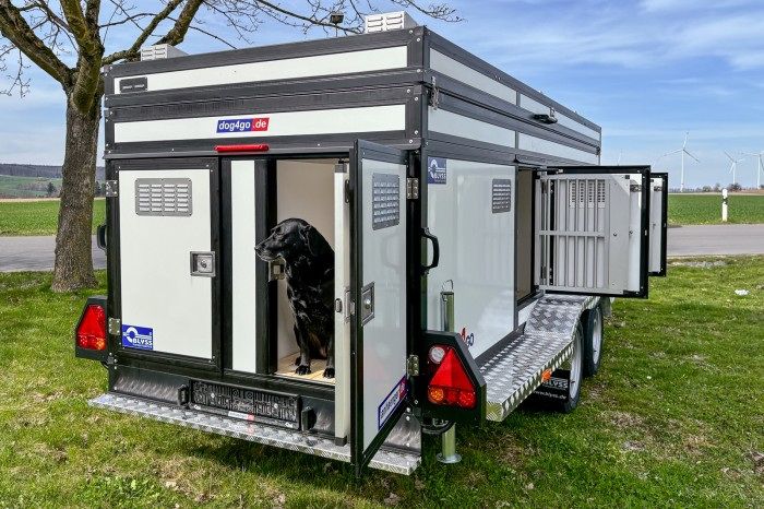 Blyss BW6GO mit geöffneten Boxentüren und herausnehmbarem Einlegerost