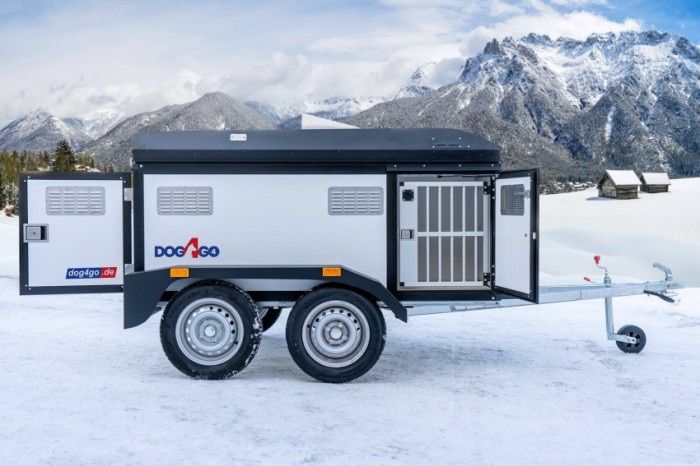 Blyss Dog4go Sport Standard von hinten mit zwei abschließbaren Gittertüren