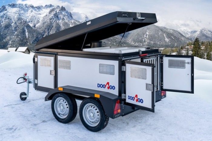 Blyss Dog4go Sport Standard mit geöffneter Boxentür in der Seitenansicht