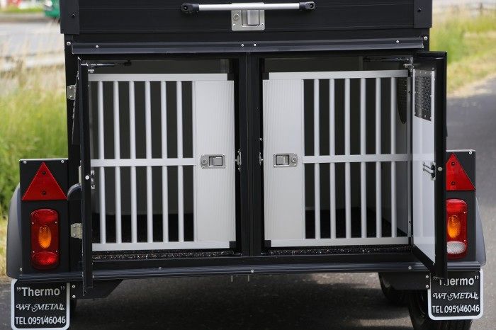 Blyss Thermo Black & White von hinten mit zwei belüfteten Gitterboxen