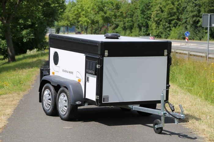 Blyss Thermo Black & White Hundeanhänger als Tandem mit geöffnetem Staudach