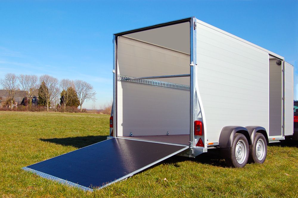 Seitentür eines Sirius G-ALU Cargo Trailers mit glatten Aluminium-Sandwichpaneelen