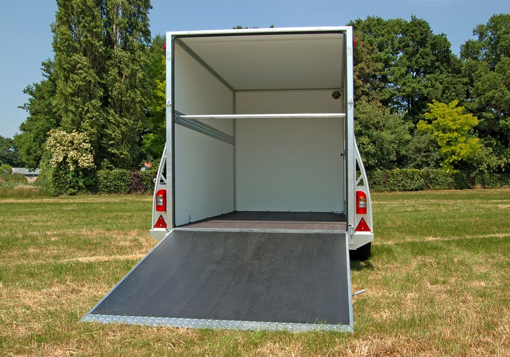 Sirius Cargo Trailer mit vollständig heruntergeklappter Heckklappe als ebene Auffahrt