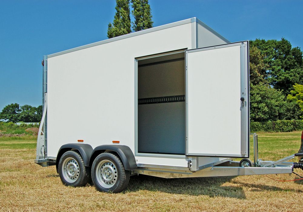Sirius Cargo Trailer in der Seitenansicht mit geöffneter Hecktür