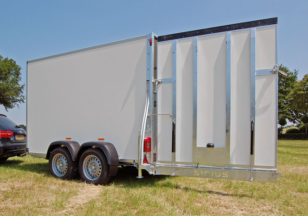 Tür-Klappen-Kombination am Heck eines Sirius Cargo Trailers, Klappe hochgestellt
