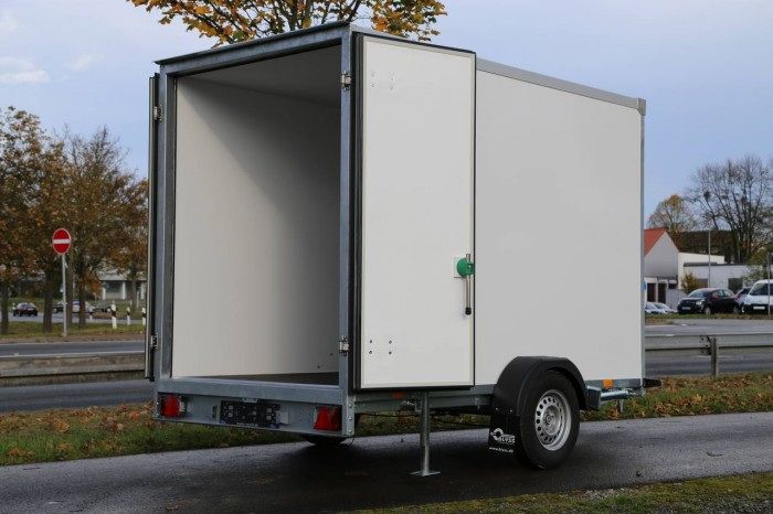 BLYSS Coolbox mit geöffneter abschließbarer Doppelflügeltür und Blick in den Kühlraum