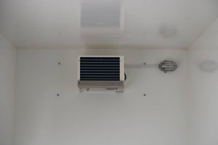 Verdampfer und Innenbeleuchtung im Kühlraum eines BLYSS Coolbox Anhängers