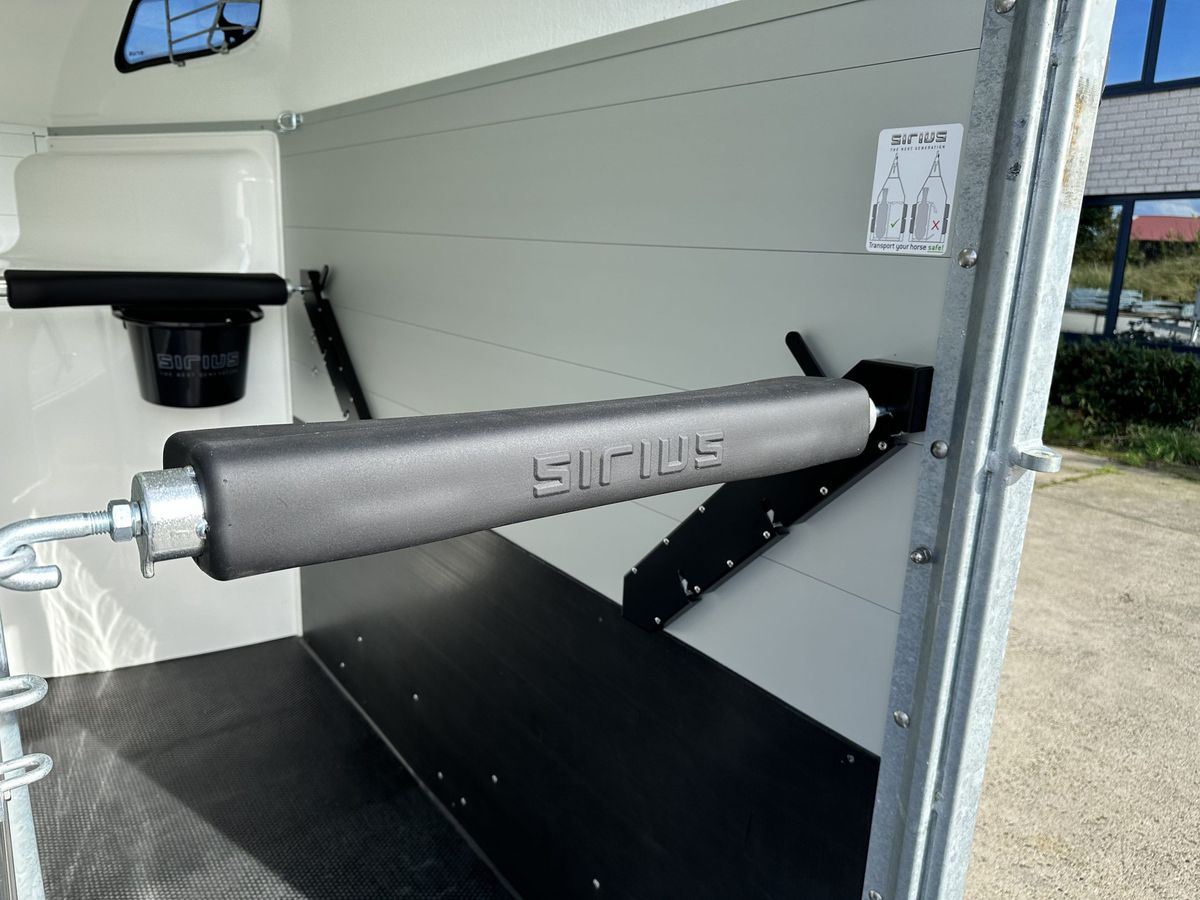 Sirius SRS Safe Release System: Heckstange in der Halterung im Innenraum