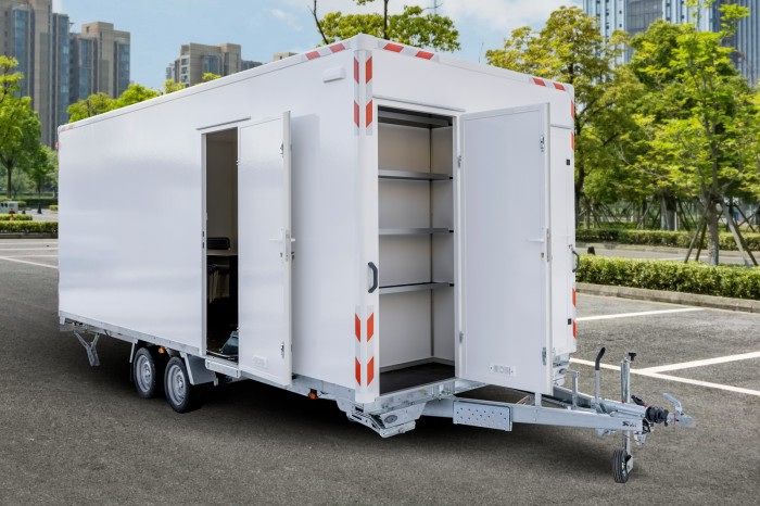BLYSS Office 601 Bürowagen mit geöffneter Tür und eingebauten Regalen