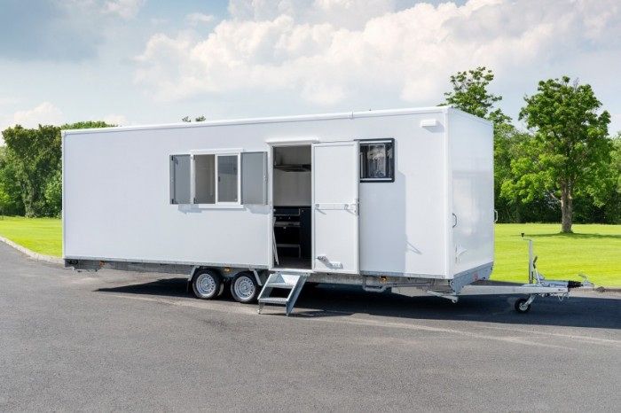 BLYSS Mannschaftswagen, komplett ausgebauter Bauwagen mit Fenstern auf Tandemachse