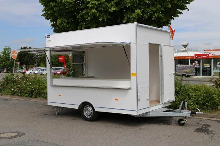 BLYSS Verkaufsanhänger Start-up mit geöffneter Verkaufsklappe im Einsatz