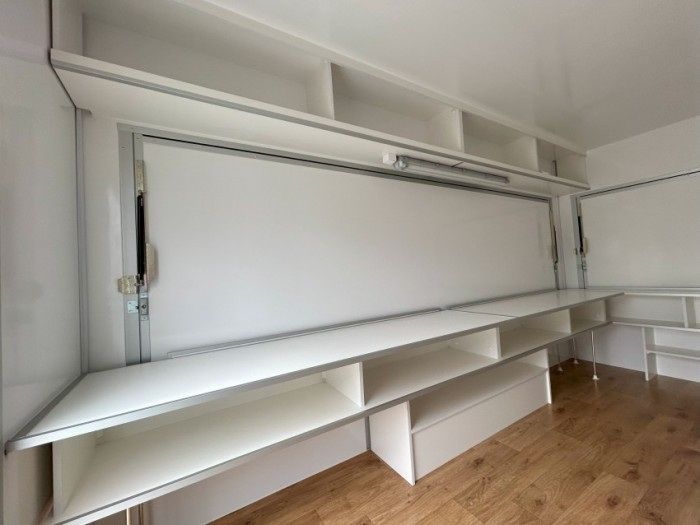 Innenausbau eines BLYSS Start-up Verkaufsanhängers mit Regalen und Arbeitsfläche