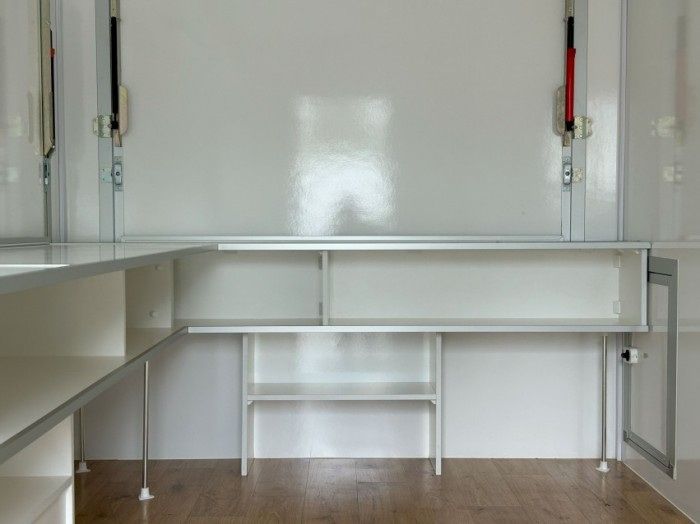 Verkaufstheke im Innenraum eines BLYSS Start-up Verkaufsanhängers