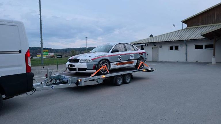 Rennwagen auf einem Autotransportanhänger