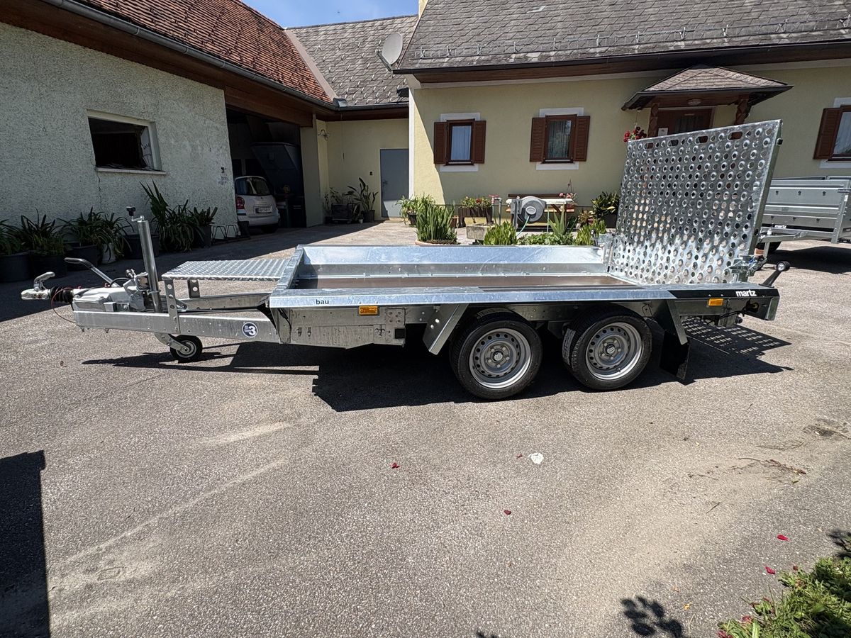 Baumaschinentransporter am Standort Fernitz bei Graz