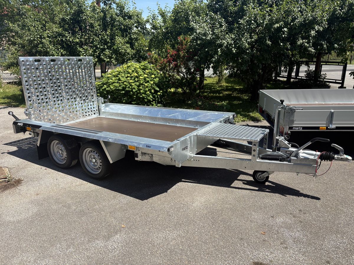 Baumaschinentransporter mit Auffahrrampen, Seitenansicht