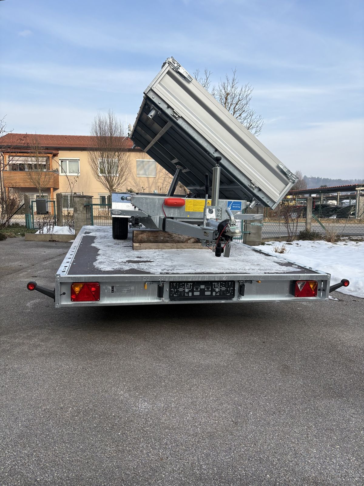 Dreiseitenkipper seitlich gekippt