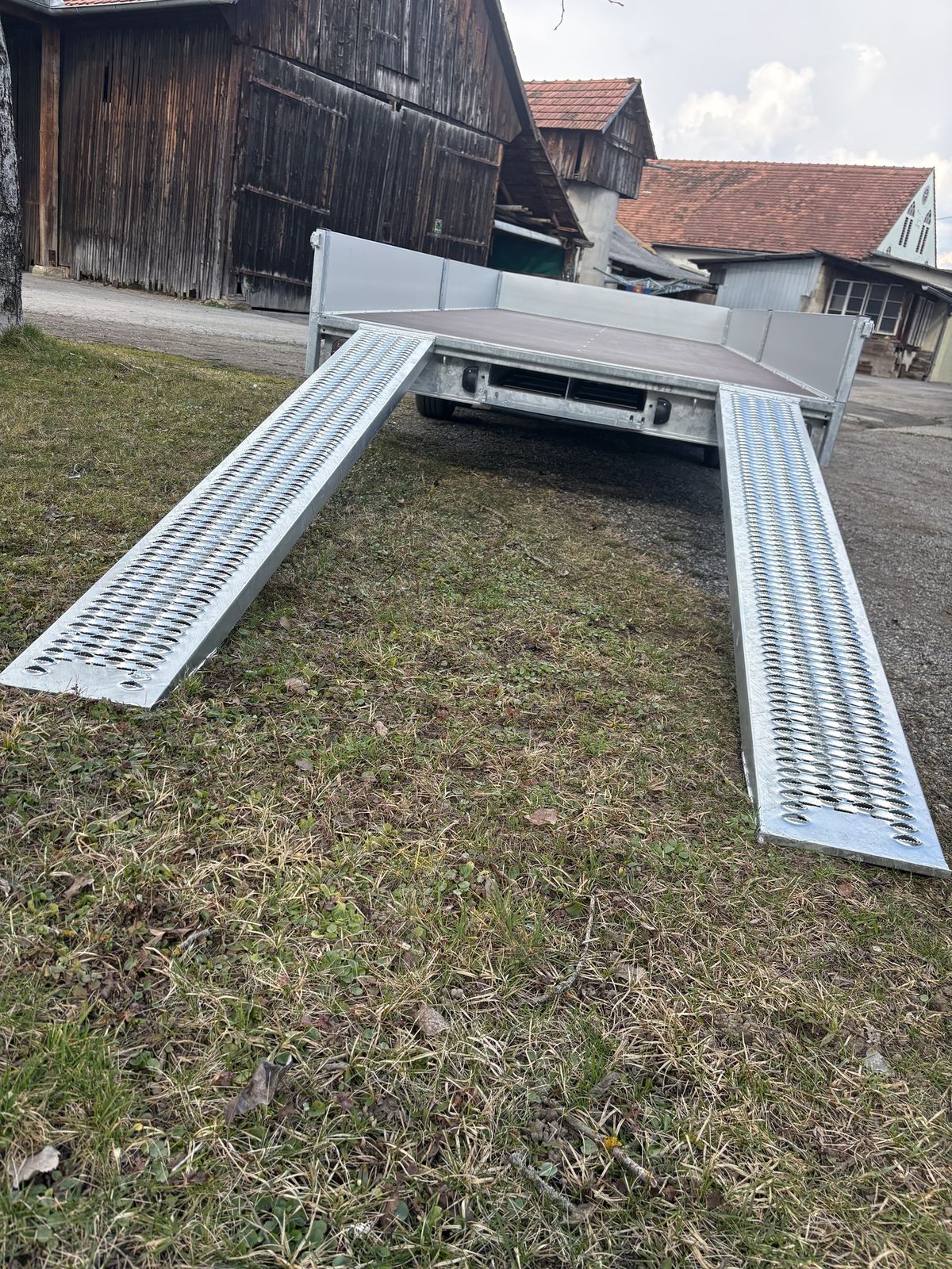 Hochlader mit ausgezogenen Auffahrrampen, Ansicht von hinten