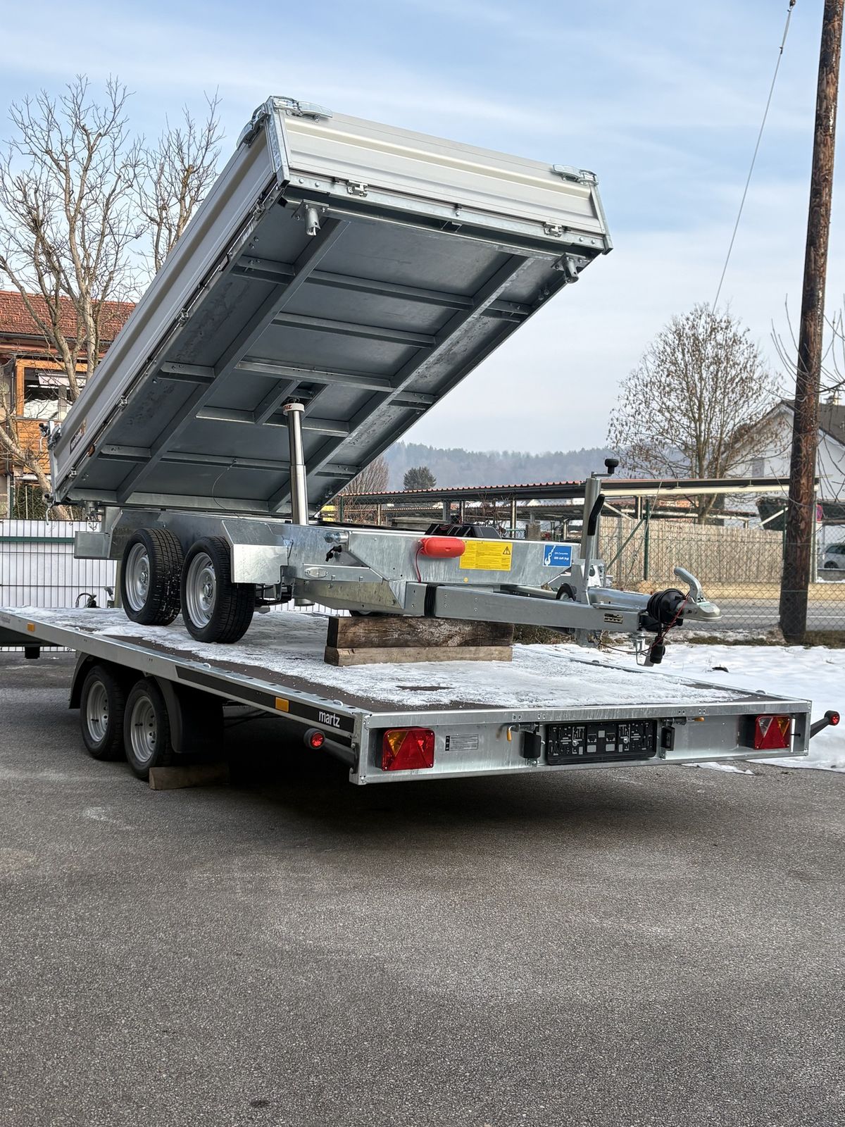 Kippanhänger mit Deichsel und Stützrad, Frontansicht