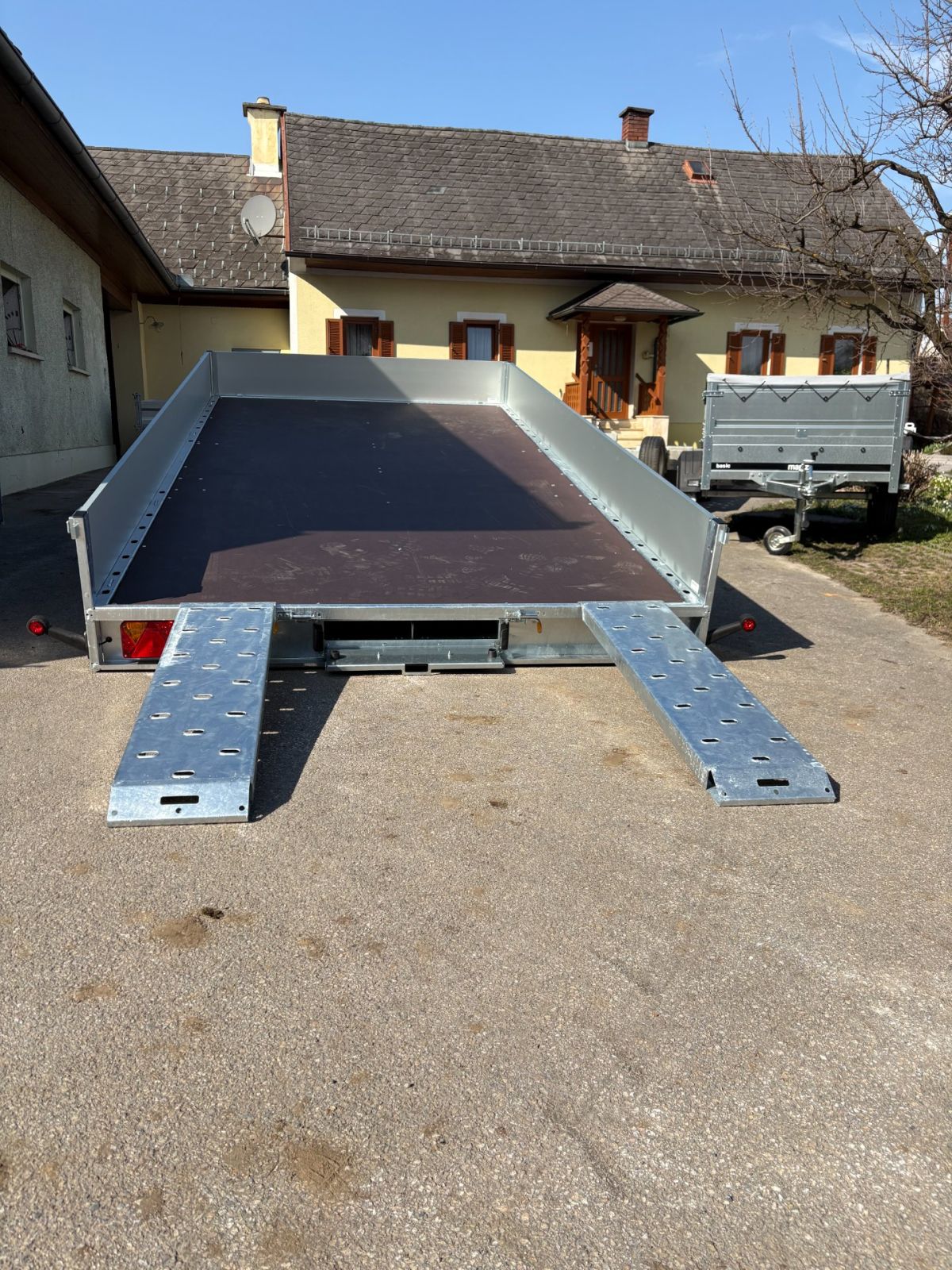 Fahrzeugtransporter Kippbar mit Alubordwände 400/2S 2.7t – mit Auffahrrampen