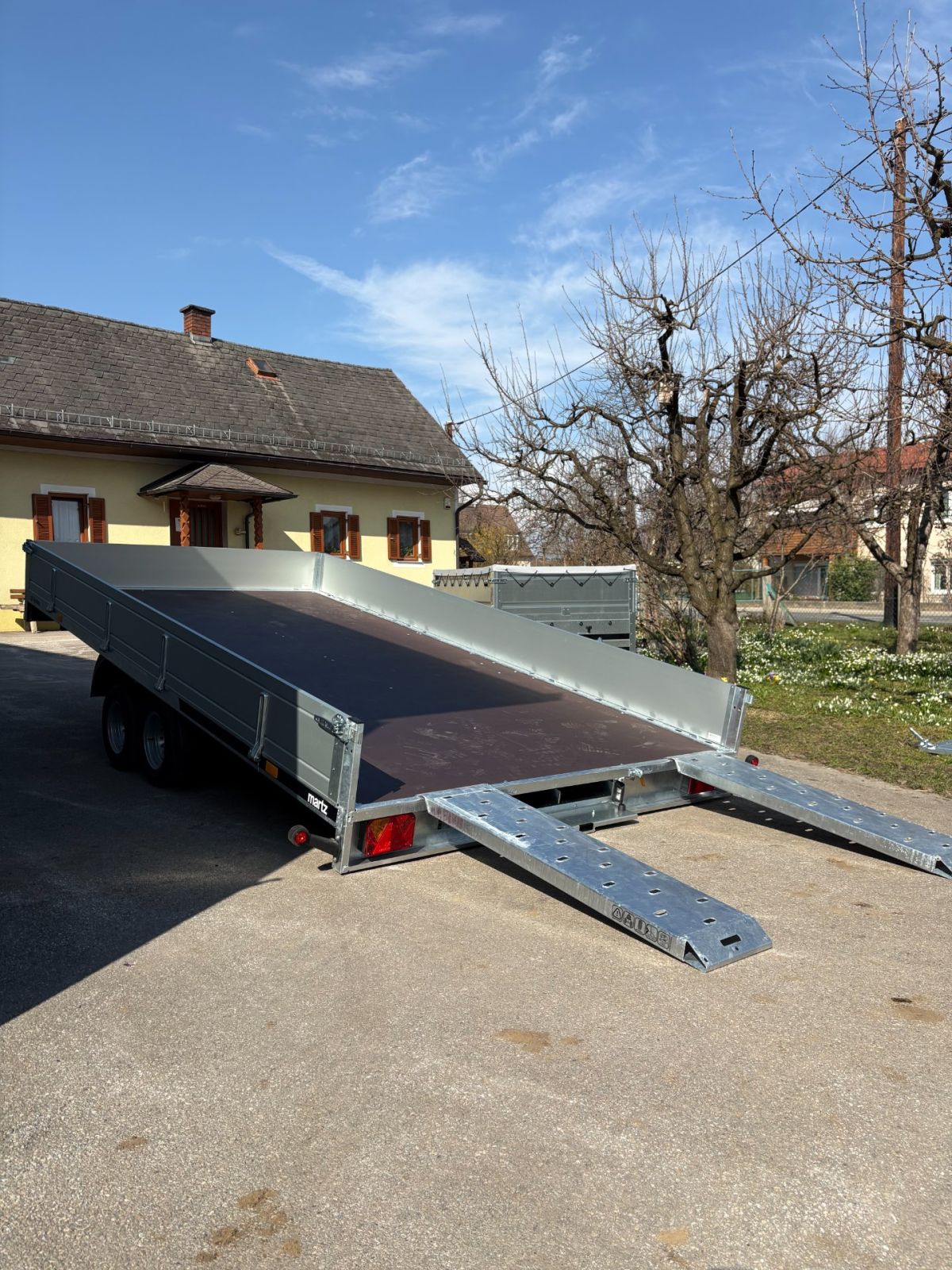Fahrzeugtransporter Kippbar mit Alubordwände 400/2S 2.7t – Seitenansicht