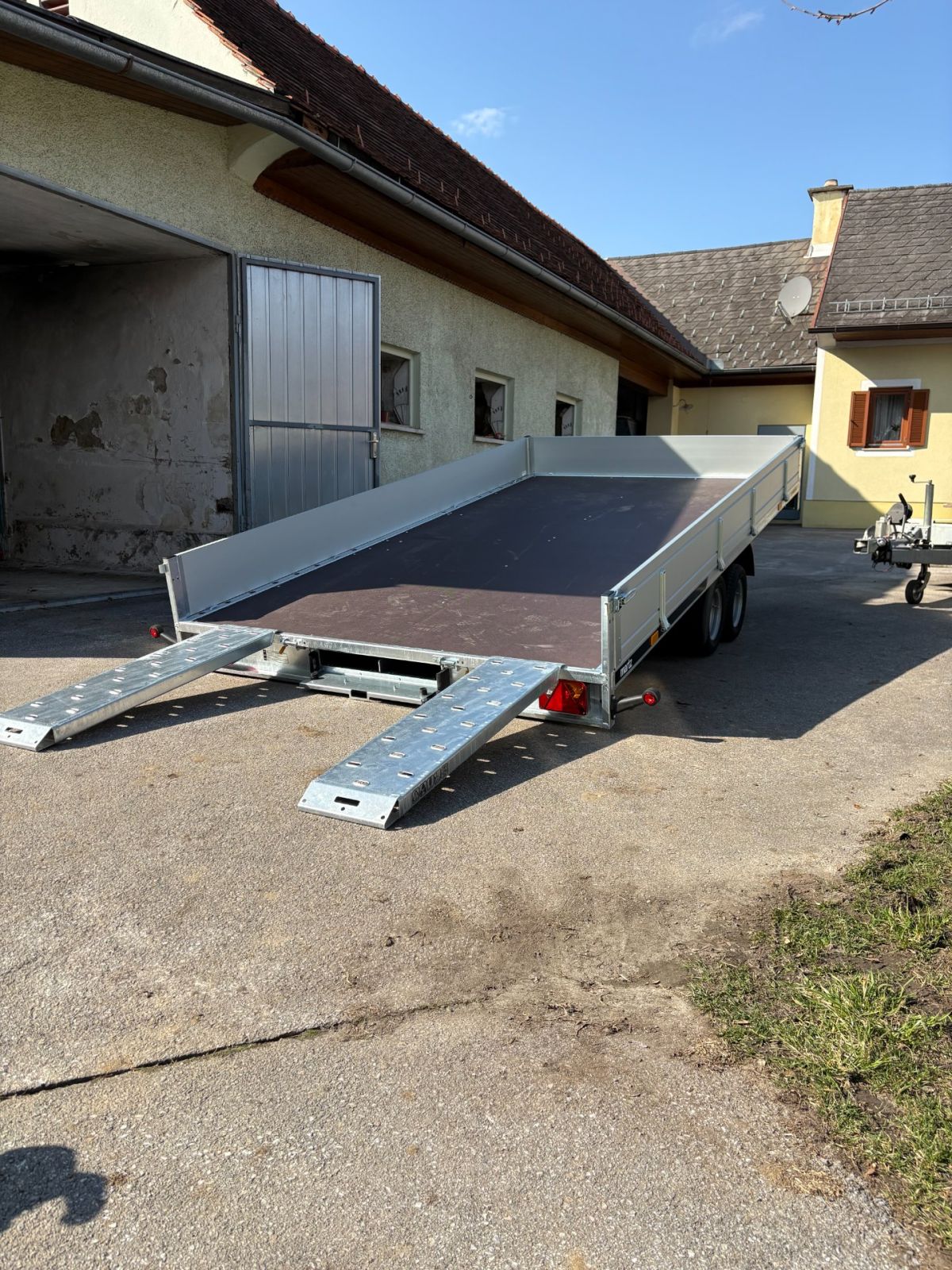 Fahrzeugtransporter Kippbar mit Alubordwände 400/2S 2.7t – Seitenansicht rechts