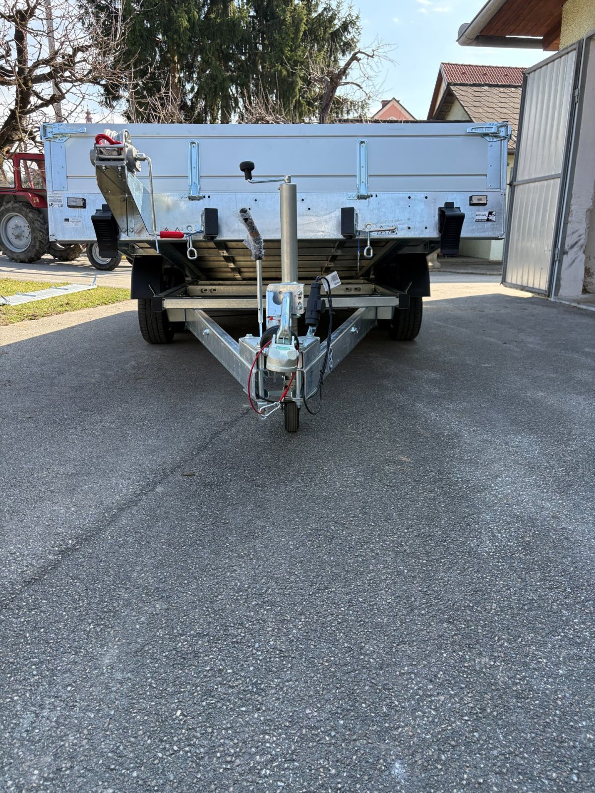 Fahrzeugtransporter Kippbar mit Alubordwände 400/2S 2.7t – Frontansicht